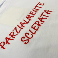 T-Shirt "Parzialmente Sclerata" scritta a rilievo